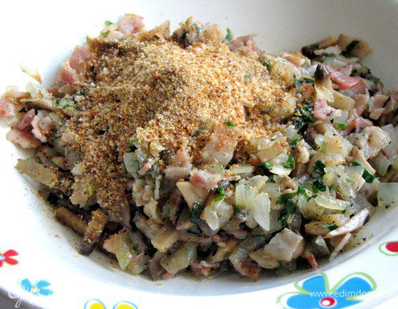 Выложить начинку на тарелку, добавить сухари и перемешать.