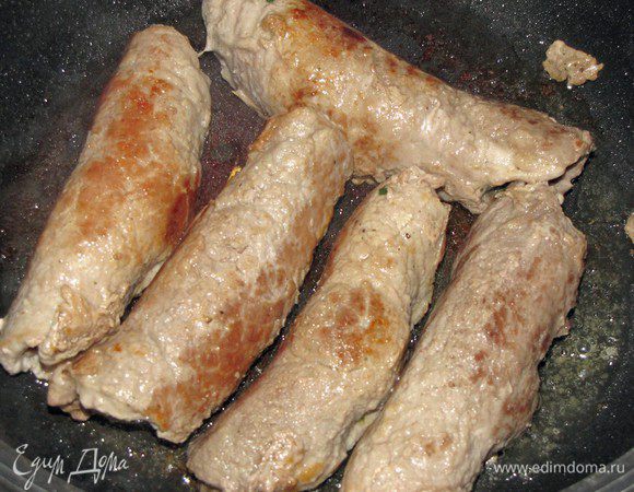 Разогреть в сковороде 1.ст. л. растительного масла, обжарить рулетики со всех сторон.