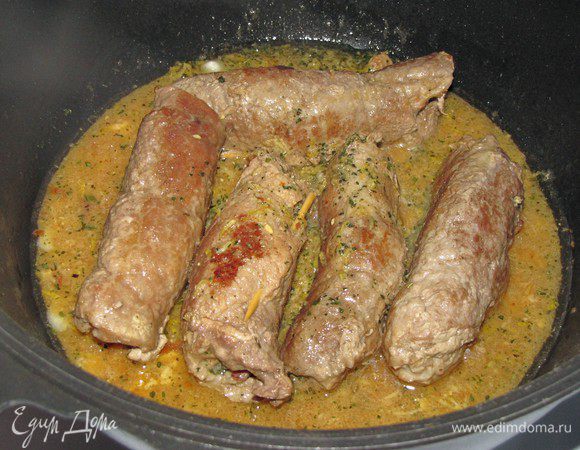 Добавить цедру лимона, горчицу, чеснок, орегано и тушить еще 20-30 минут, чтобы соус уварился.