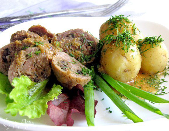 Рулетики готовы! Я подавала их с молодой отварной картошкой и зеленью. ))))) Пальчики оближешь!