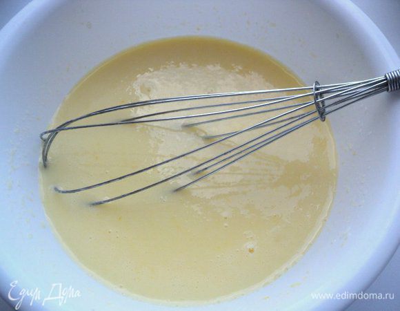 В кефир добавить яйцо и сахар, взбить венчиком.
