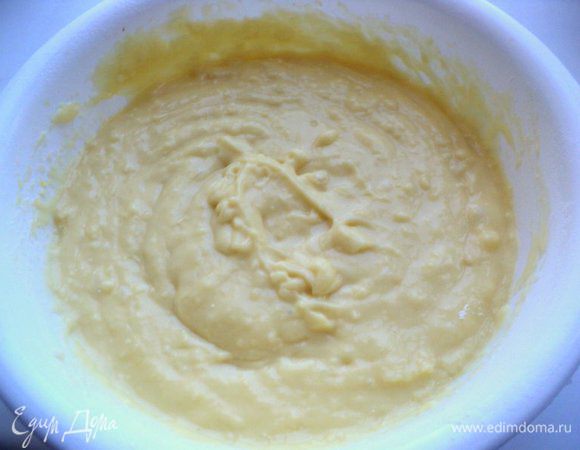 Добавить растительное масло, перемешать до однородной массы. Добавить муку с разрыхлителем.