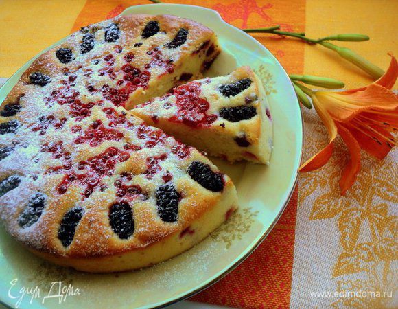 Охладить пирог, сверху посыпать сахарной пудрой. Приятного аппетита!