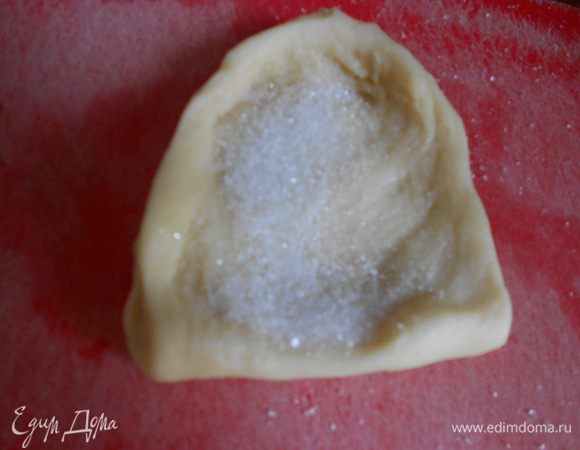 Замесить тесто, я делала в ХП. Разделить на кусочки. Из кусочков делаем прямоугольничек, смазываем его растит.маслом, посыпаем сахаром.