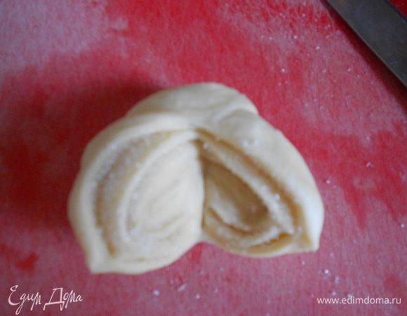 Сворачиваем рулетиком, складываем пополам, в месте сгиба делаем надрез и выворачиваем. Получается сердечко. 