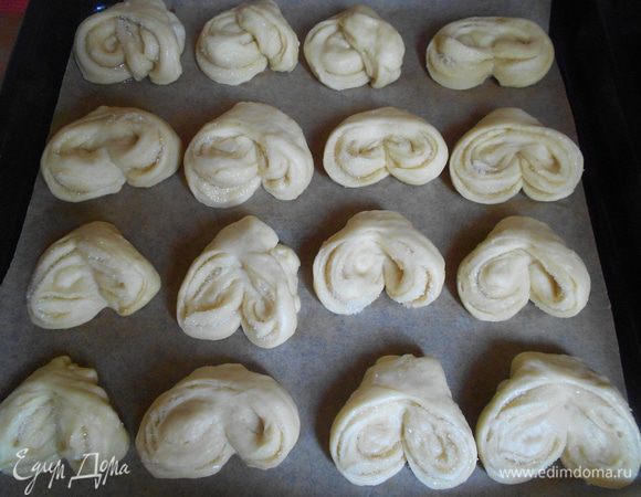 Выкладываем наши плюшечки на противень и оставляем на 30 минут. Смазываем желтком и отправляем в разогретую до 190-200 гр духовку до золотистого цвета. Приятного аппетита!!!