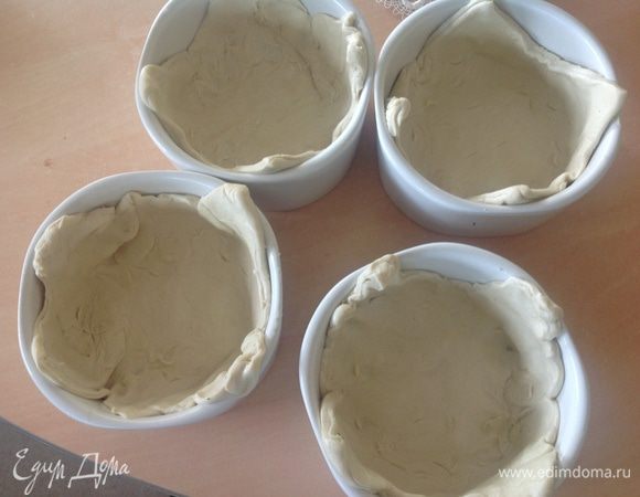 Формы смазать маслом (сливочным) и присыпать мукой.
Тесто (2 мм) выложить в форму, как вам больше нравится..... я хотела, чтоб получилось хрустящие кончики.... поэтому выкладывала квадратом.