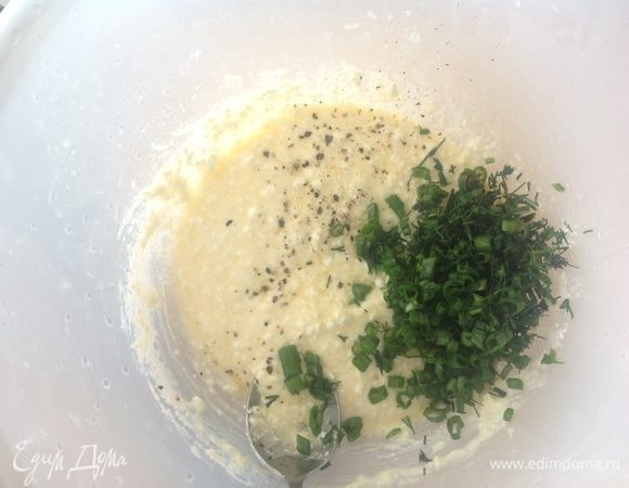 Яйца взбить, добавить творог и зелень.... соль и перец