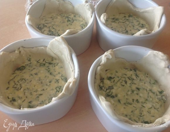 Творожной массой заполнить формы на 2/3.