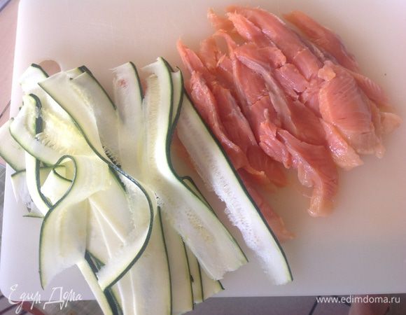 Как можно тоньше нарезать лосось и цукини.