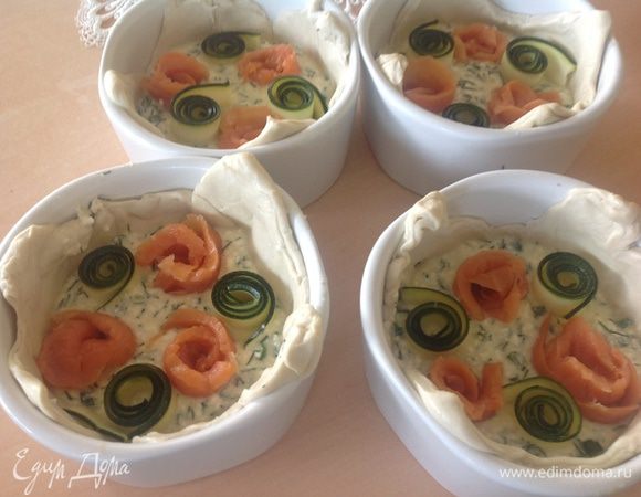 Из лосося и цукини накрутить)))) маленьких розочек.... по три в каждую форму....