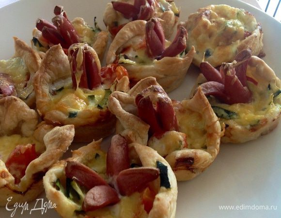 Из оставшегося теста (упаковка 300 г) сделала вот такие мини -пиццы в форме для маффинов.... дети остались очень довольны)))