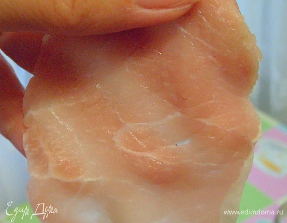 Свиную вырезку порезать на порционные кусочки (если она у вас одним куском) и аккуратно отбить практически до прозрачности, но так чтобы не было "дырочек". Смешать соевый соус, лимонный сок с паприкой (можно добавить и острого перчика), смазать каждый кусочек смесью и оставить мариноваться как минимум на 30 мин.