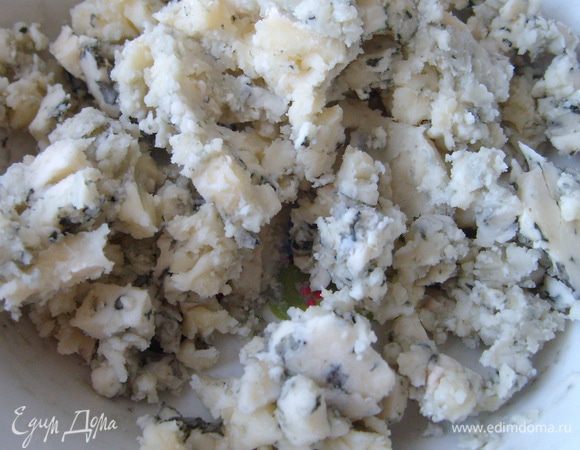 Растереть вилкой сыр.