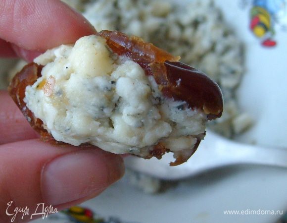 Финики вымыть, разрезать вдоль, удалить косточку. Нафаршировать финики сыром.