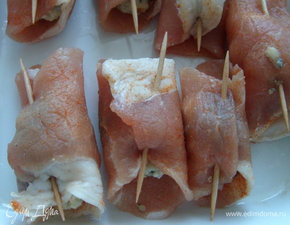 Выложить рулетики в смазанную форму и запекать в разогретой до 200 градусов духовке 15 мин.