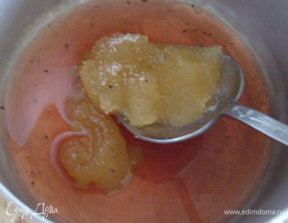 Для соуса смешать в кастрюльке бальзамический уксус, мед, щепотку соли и перца. Варить на медленном огне 7 мин. (до загустения соуса).