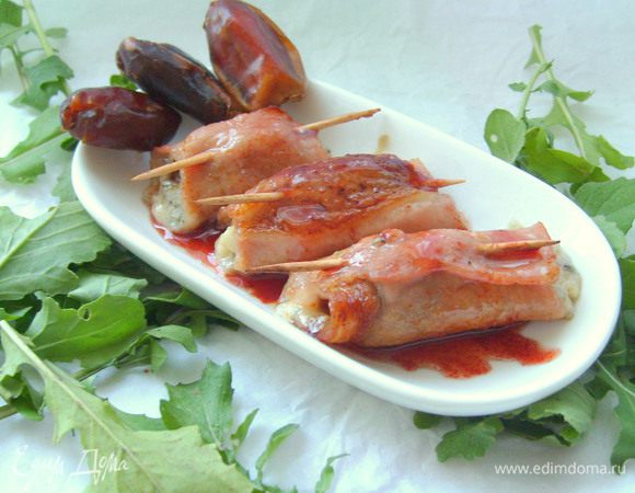 Подавать готовые рулетики горячими, сбрызнув соусом. Приятного аппетита