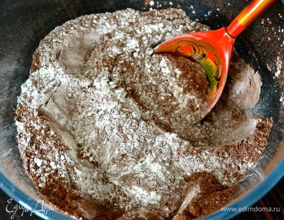 Просеять муку с порошком какао. 