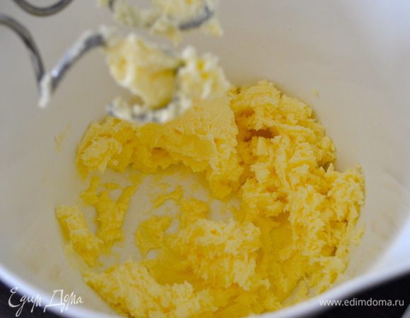 Взбить, тщательно размешать холодное масло с сахаром. 