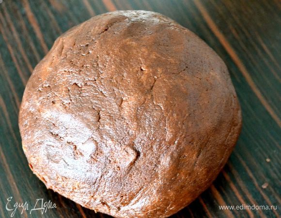 Готовое тесто легко сформируется в шар, который мы заворачиваем в пищевую пленку и убираем в холодильник на 1 час.