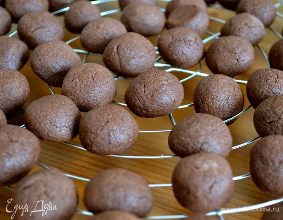 Выпекать в разогретой духовке 12-15 минут. Готовое печенье полностью остудить на решетке.