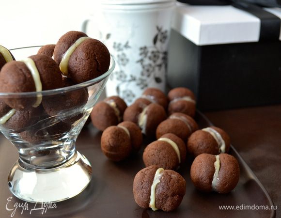 Белый шоколад растопить на водяной бане (или в микроволновой печи). Соединить половинки печенья между собой, капнув на одну половинку шоколад, и "приклеив" к ней другую половинку печенья. Приятного Вам кофе- и чаепития!!! )))