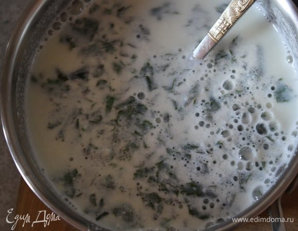 Кладем мяту в молоко (мы сняли его с огня) и даем ему остыть и заодно настояться на мяте. 

Как только молоко остынет до 45 градусов (примерно проверяйте, должно быть горячо, но терпимо) отливаем небольшую часть в набухший желатин. И быстро-быстро мешаем))) пока желатин не растворится. если листовой,то просто отжимаем листочки, обсушиваем о бумажное полотенце и отправляем к молоку.