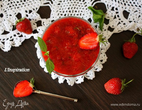 А теперь КОНФИТЮР!!! 
Он действительно необыкновенный, вкус необъяснимый совершенно, и цвет, какой цвет!!! 
Он яркий, красный,как и полагается ягодному соусу. Рецепт предлагаю оригинальный.
я делала полпорции,придется делать еще))

1. Очень интересна технология приготовления этого конфитюра. Ягоды сначала замораживаются!! Причем с хвостиками) для чего? а все для того, чтобы потом  подвергнуть их одинаковой минимальной обработке при варке. А с хвостиками, чтобы при разморозке сок ягоды остался внутри. Это все так, подтвержаю!! Итак, ягоды перебираем, нужны хорошие, непобитые ягоды, обсушиваем и замораживаем их примерно на 24 часа, или хотя бы на ночь. Размораживаем в холодильнике.
2. У размороженных ягод отрезаем хвостики и только тогда взвешиваем. Вот на полученное количество ягод и добавляем сахар. Ставим вариться на средний огонь, постоянно помешивая, чтобы сахар равномерно разошелся.
