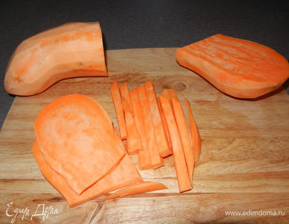 Нарезать сладкий картофель на длинные нетонкие ломтики. Поместить в большую емкость. В отдельной емкости по-меньше соединить олив. масло, соль и перец.
ПРИМЕЧАНИЕ: мой муж поспешил и почистил картофель, но по рецепту его чистить не нужно, просто хорошо вымыть. 