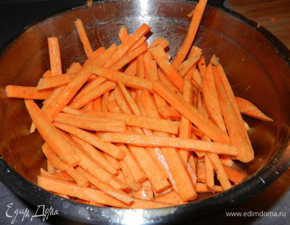 Вылить полученную смесь на картофель и перемешать.