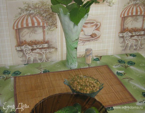 Хорошенько помыть огурцы под проточной водой. Баночки простерилизовать. 