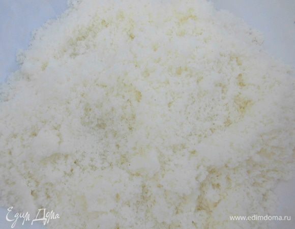 Кокосовую стружку измельчить в кофемолке, как можно мельче.