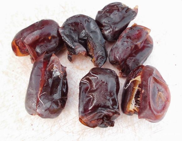 Из фиников удалить косточки. Нарезать крупными кусочками.