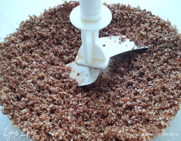 Добавить кэроб, еще раз перемешать в измельчителе. 
