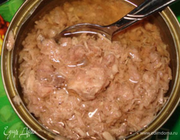 Для приготовления салата использовать 3-4 ч ложки консервов вместе с маслом.