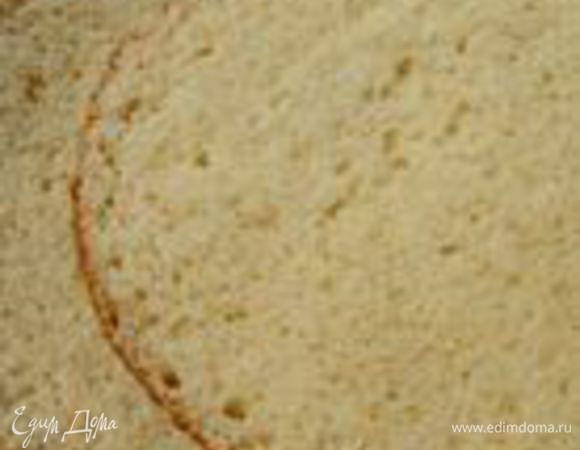 Испечь корж для основы торта по рецепту http://www.edimdoma.ru/retsepty/55100-indiyskiy-biskvit-bez-yaits 
Форма диаметром 30 см. Остудить. Разрезать на два пласта. высоким, используйте оба пласта. Если нет - просто возьмите половинную норму продуктов. Я использовала только  одну часть, а другая вместе с обрезками от миндального и макового коржей пошла на пирожное "картошка". 