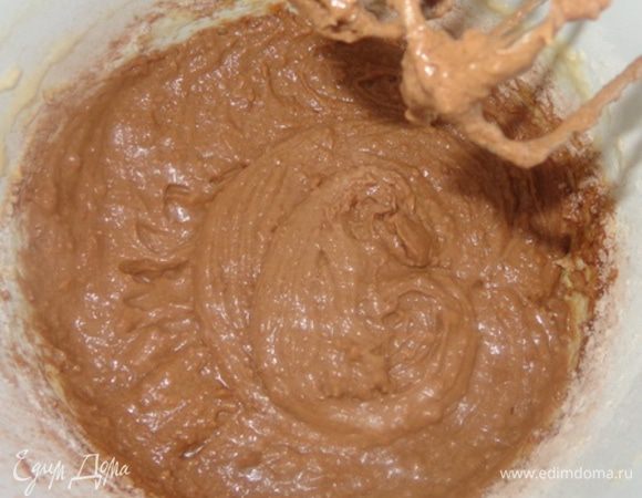 Испечь миндальный бисквит: взбить масло с сахаром и ванильным сахаром, по одному добавить 3 яйца, затем муку, разрыхлитель, какао и полстакана тертого миндаля. Получится довольно густое тесто. Выпекать в форме диаметром 20 см  при 180 градусах минут 25-30. Остудить. Разрезать на 2 коржа. 