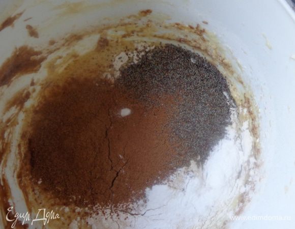 Все те же действия проделать для макового бисквита, только добавить в него мак. Для него нужна маленькая формочка. У меня нашлась Д-13 см. Готовый бисквит тоже остудить и разрезать на 3 части.  Бисквит пришлось обрезать по краю, чтобы  выровнять стенки, т.к. у формы были покатые края. В итоге получился диаметр 11 см.

Для одной формы теста было слишком много, поэтому излишки я запекла в другой маленькой форме и пустила на "картошку". Так у меня было запланировано. Если вам нужен только один корж, уменьшите количество ингредиентов для этого бисквита.