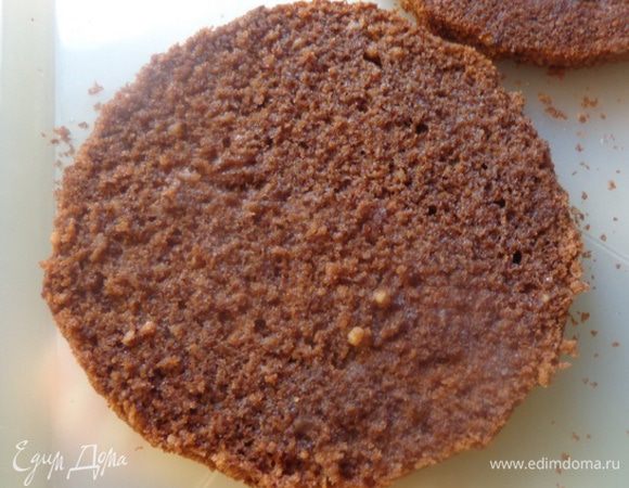 Разрезанные коржи пропитать апельсиновым сиропом с коньяком