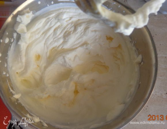 Сделать сливочный крем: сливки взбить в крепкую пену с сахарной пудрой и маскарпоне и промазать им все коржи.  Собрать средний и верхний ярусы и поставить их в холодильник на 1 час.