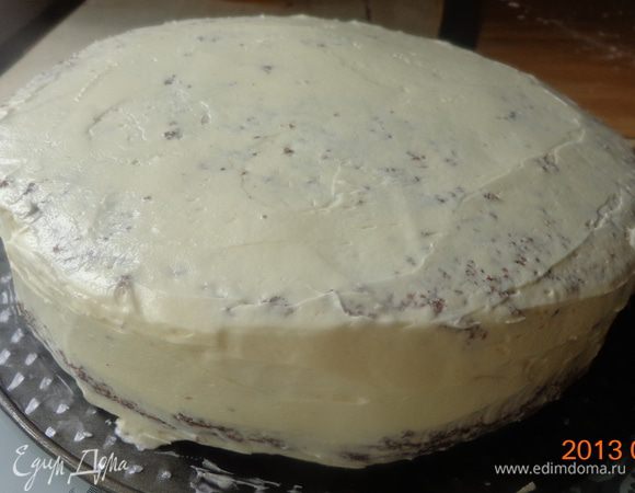 Все ярусы смазать  тонким слоем масляного крема и тщательно разровнять поверхности. Это надо для того, чтобы хорошо и ровно уложить на торт покрытие из мастики. Особенно старательно надо обмазать боковые поверхности, потому что сливочный крем может спровоцировать подтаивание мастичного покрытия.
