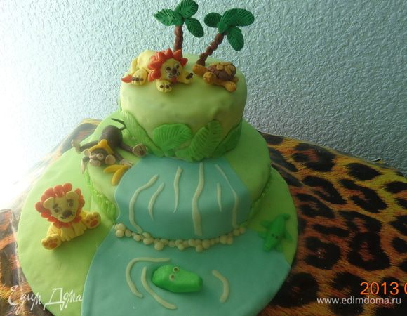 А после начинается украшение торта теми фигурками, которые были сделаны заранее. Здесь полет фантазии не может быть ограничен ничем. У меня это получилось вот так! Кстати, если у вас обнаружились какие-то огрехи, их легко спрятать с помощью масляного крема и кулинарного шприца. Я кое-что замаскировала травкой...

 