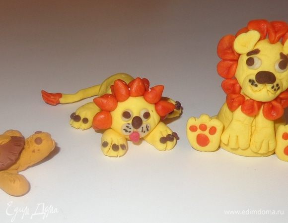 Многие фигурки остались за кадром, потому что очень большой торт делать я побоялась, да и никакого повода для чего-то грандиозного не было.