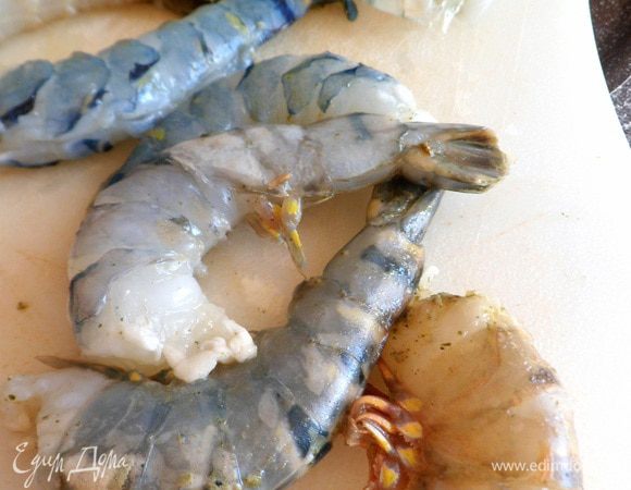 Креветки очищаем,моем 