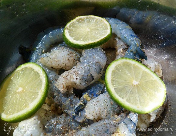 солим,приправляем прованскими травами,сбрызгиваем лаймом,даем немного настояться