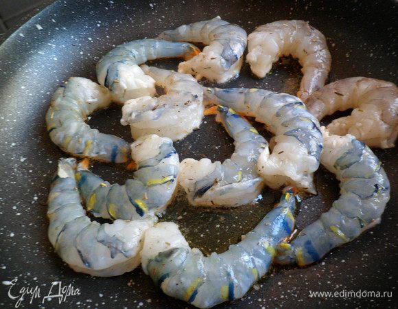 обжариваем с небольшим количеством раст.масла с двух сторон