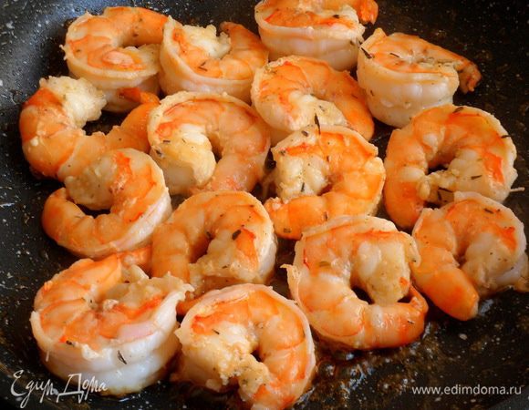 затем добавляем немного гранатового соуса и продолжаем обжаривать.