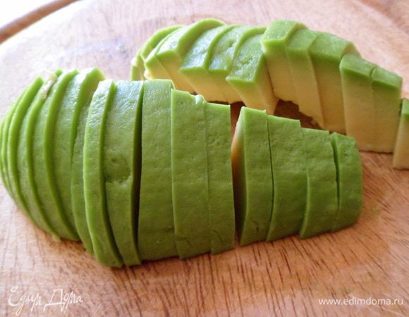 очищаем авокадо,удаляем косточку и режем