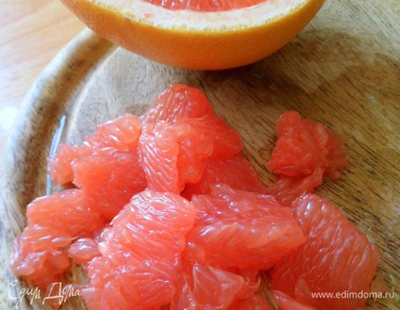 грейпфрут разрезаем пополам,мякоть освобождаем от кожицы